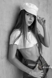 Evora escort - 32B bust, Brunette hair, Brown eyes