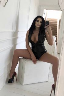 Aly Dom escort - 34C bust, Brunette hair, Brown eyes