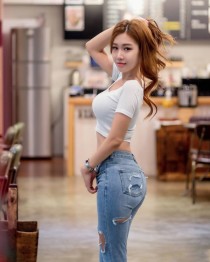 Michelle escort - 32C bust, blonde hair, hazel eyes