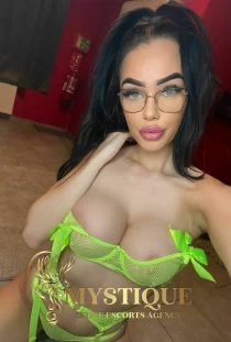 brunette escort Cherry