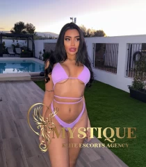 busty escort Amelia