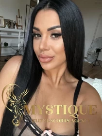 brunette escort Justina