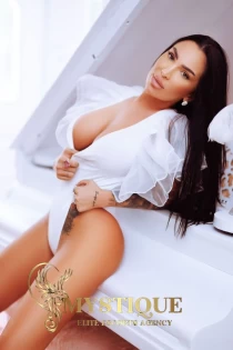 busty escort Luna