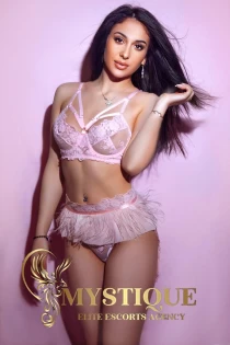 brunette escort Isabella