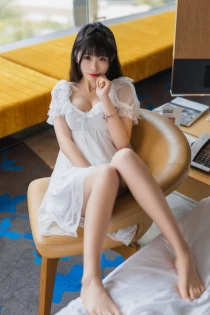 Japanese escort Aki