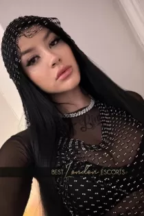 Amicia escort - 32C bust, Brunette hair, Hazel / Brown eyes