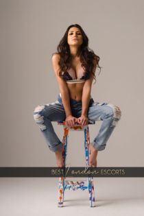 Giovana escort - 32C bust, Brunette hair, Brown eyes