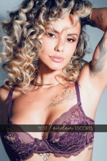 Dona escort - 32B bust, Blonde hair, Brown eyes