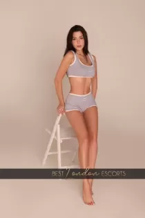 tall escort Agnes