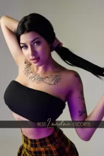 brunette escort Amicia