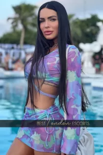 brunette escort Bevini