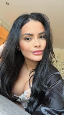brunette escort Chloe
