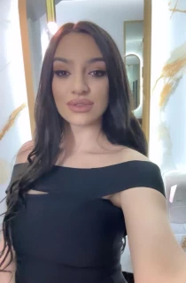 Romanian escort Maya