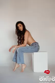 Lante escort - 34C bust, brunette hair,  eyes