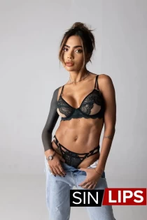 blonde escort Areta