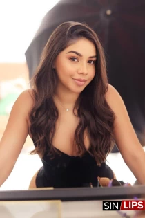 brunette escort Junsy