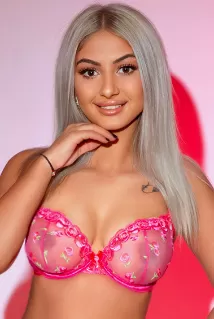 Bella escort - 32C bust, blonde hair, brown eyes