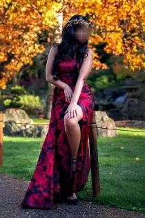 brunette escort Goddess Mia Honey