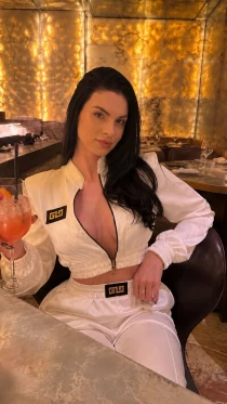 busty escort Chloe