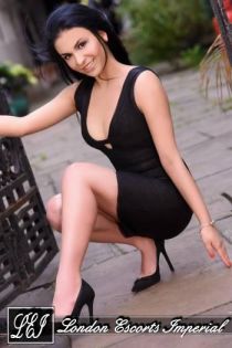 brunette escort ARIS
