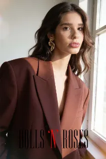 Yuna escort - 32B bust, brunette hair, brown eyes