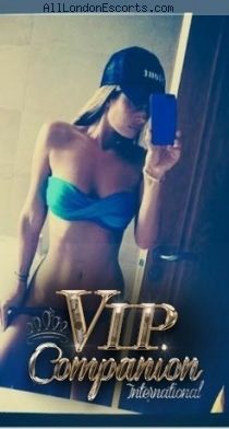 brunette escort Charlize