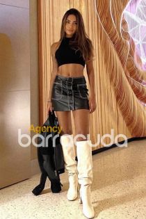 Areta escort - 34C bust, Brunette hair, Brown eyes