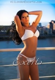 Nicole escort - 34C bust, brunette hair, brown eyes