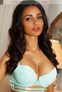 Rochelle escort - 34B bust, brunette hair, black eyes