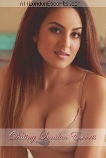 brunette escort Sholanda