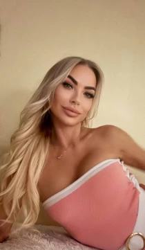 laume 29 years old girl