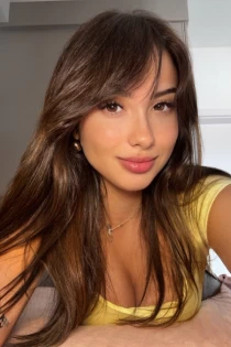 Brazilian escort Akarimi