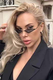blonde escort Holika
