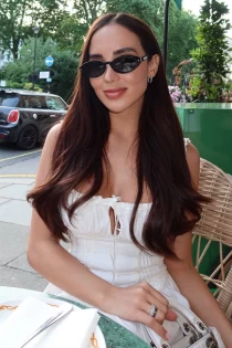 brunette escort Denella
