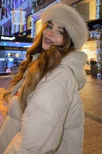 brunette escort Eniko