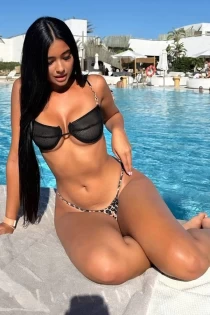 brunette escort Remyda