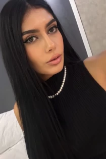 brunette escort Saphira