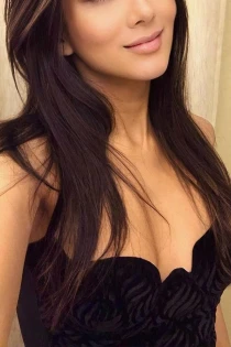 brunette escort Amandari