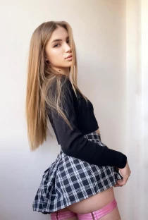 Aurina 25 years old girl