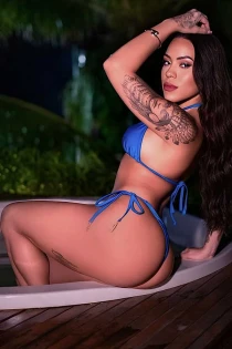 brunette escort Toria
