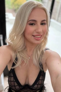 mature escort Ysabella