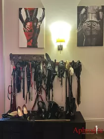 brunette escort Mistress Amanda